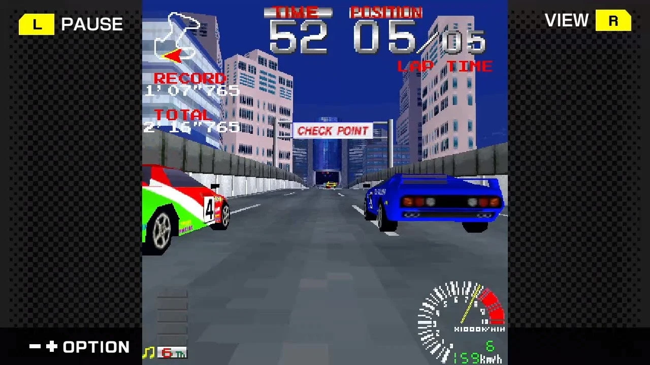 コース上の複数の車とチェックポイントが見える公式画面
